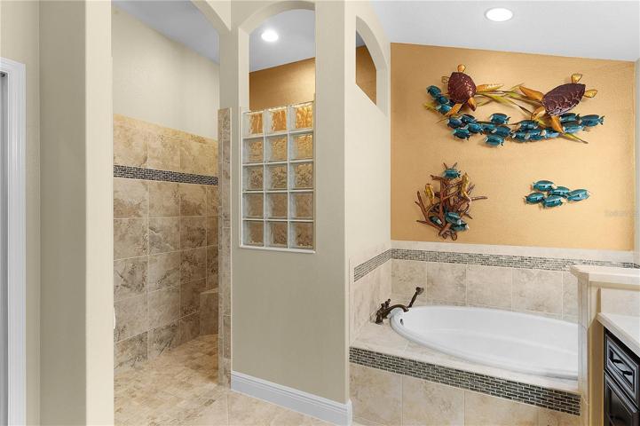 En Suite Bathroom with Garden Tub