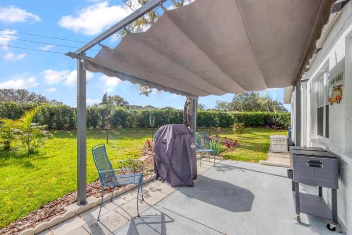 Patio with roll out awning~