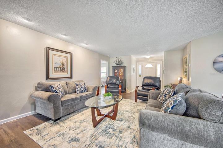 Spacious living room~