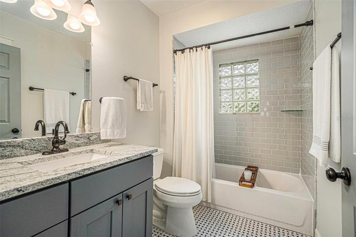 Full bathroom 2