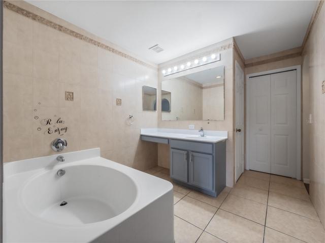 Master Bathroom w/ Tub