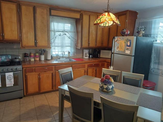 Kitchen & Dining Unit 2/Cocina y Comedor Unidad 2