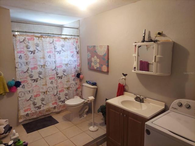Bathroom Unit 2/Baño Unidad 2
