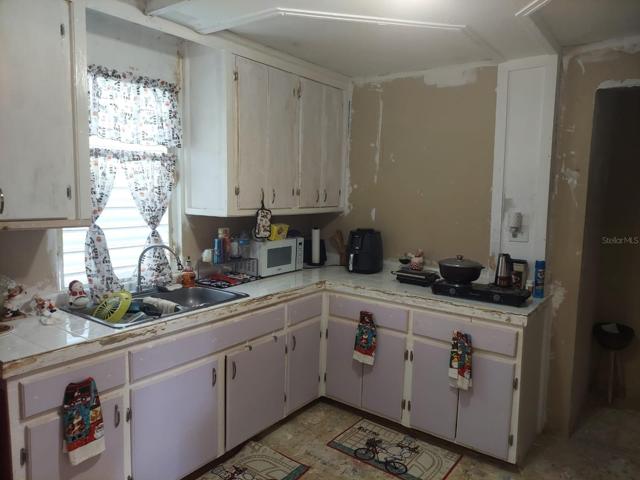 Kitchen Unit 1/Cocina Unidad 1