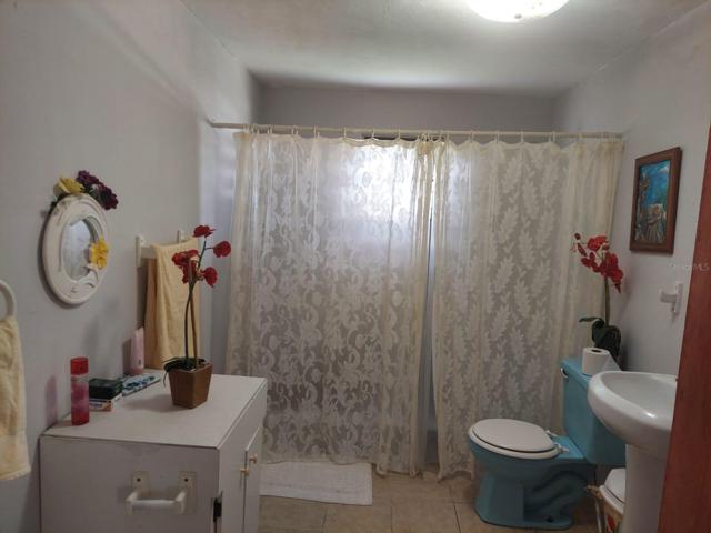 Bathroom Unit 2/Baño Unidad 2