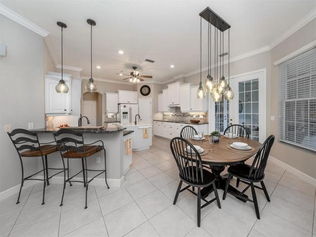 Breakfast bar and sitting area