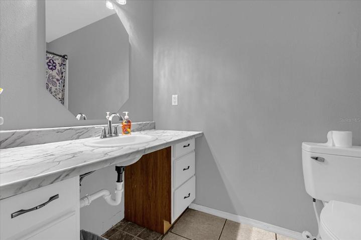 EN SUITE MASTER BATHROOM