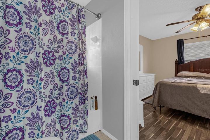 EN SUITE MASTER BATHROOM