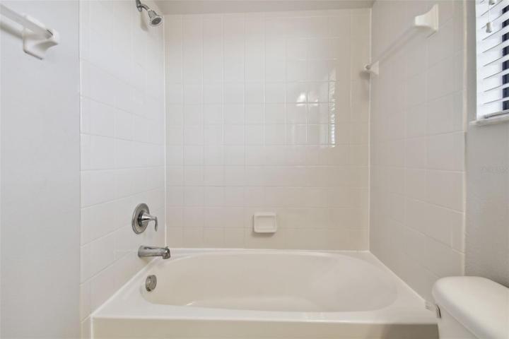 Bathroom 3 tub.