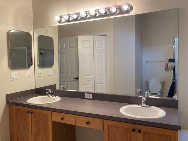 Double sinks in owners' bath
