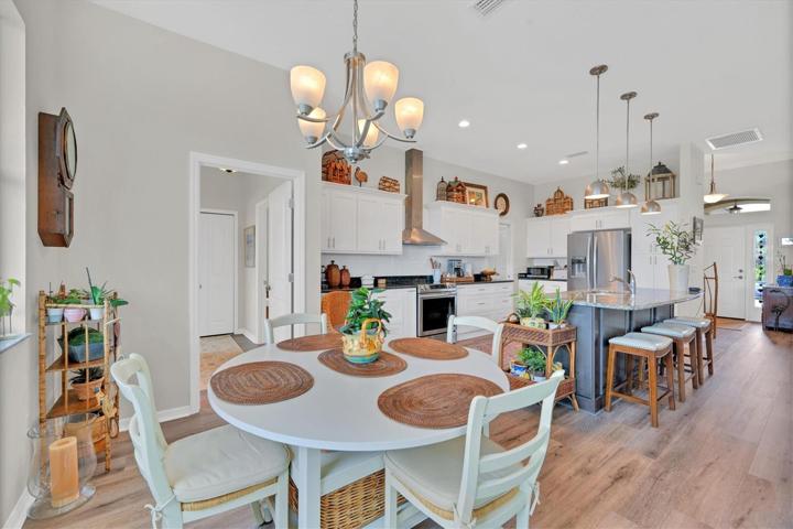 Breakfast Area & Kitchen.