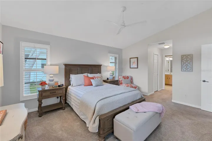 Nice high ceiling and large windows give you a bright and airy feeling.