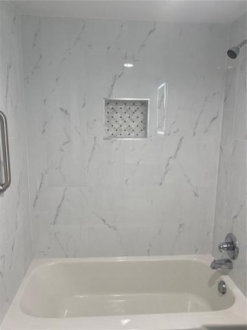 Shower/tub