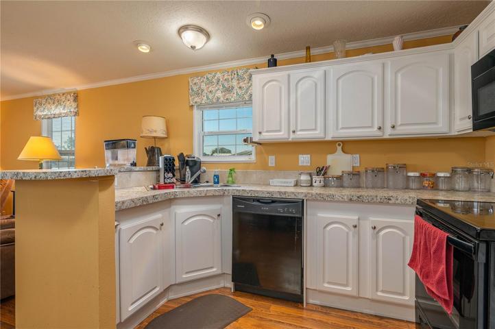 Kitchen with breakfast bar