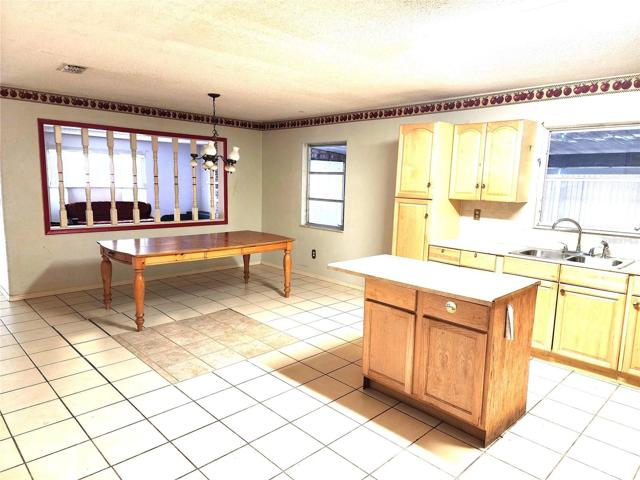Eat-in Kitchen