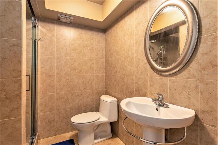 Full bathroom in hallway