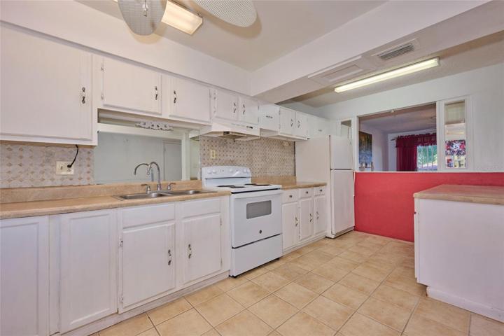 Large kitchen with plenty of space
