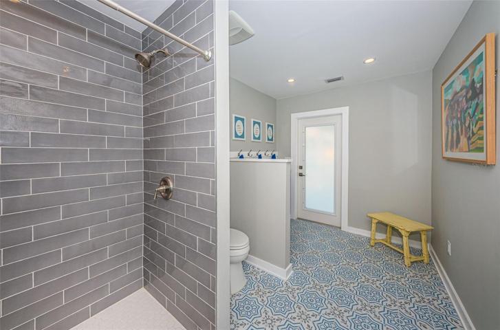 Step in shower, and space to hang beach towels before stepping outside for a dip.