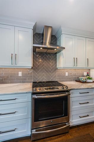 Vented range hood for your gourmet meals.