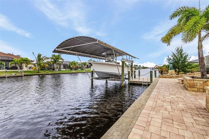 Covered 10,000lb Boat Lift