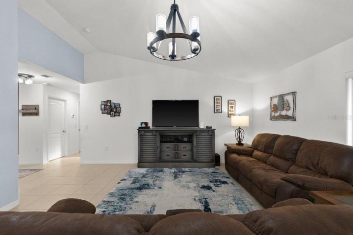 Spacious great room with 16