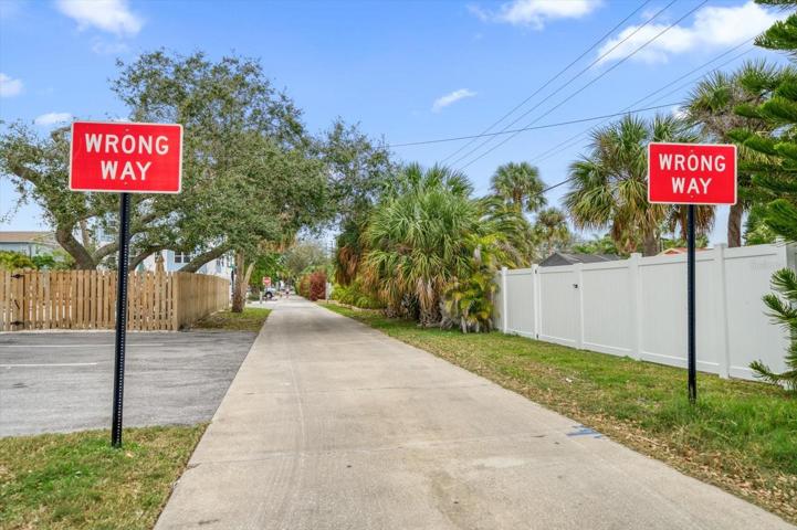 One way street is an easy walking path to the beach-very low traffic and right to the beach! Or bring your golf cart to this golf cart friendly town!!