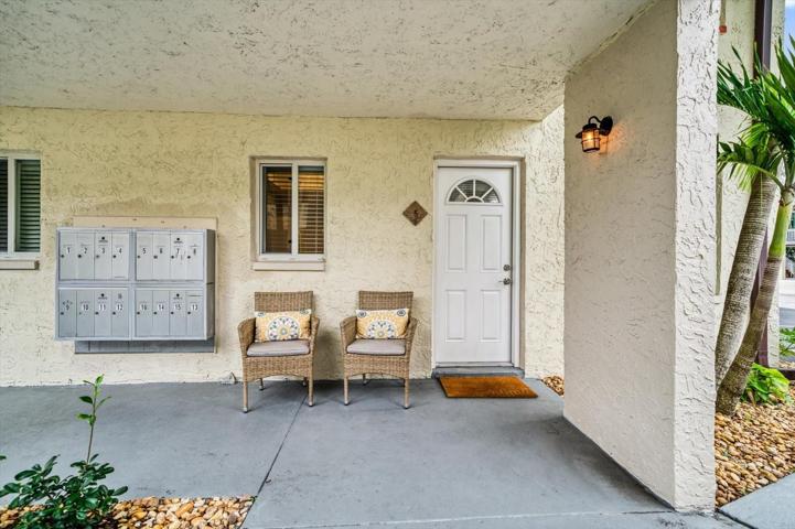 Sit outside of your unit in the courtyard and enjoy the warm tropical breezes!