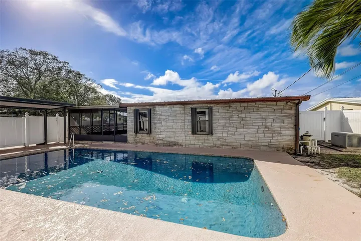 Lovely Pool and Backyard
