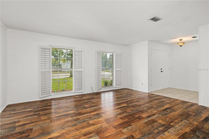Beautiful laminate floors, huge windows that allow plenty of natural light.