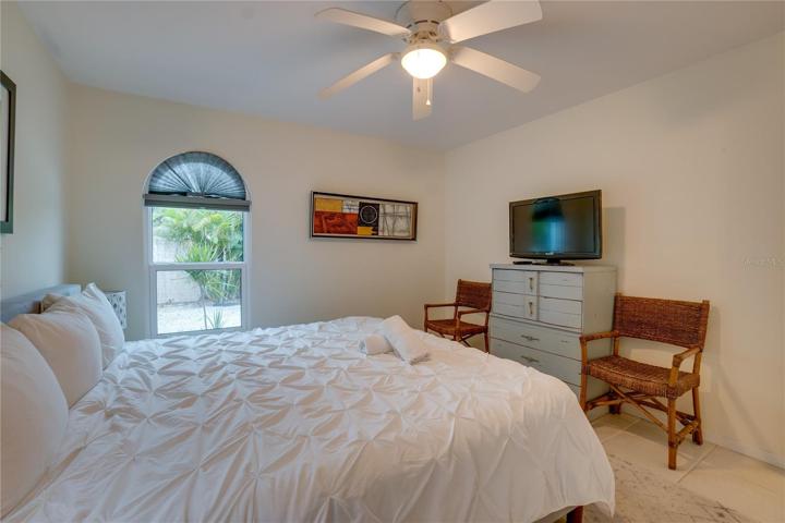 Unit B Master Bathroom