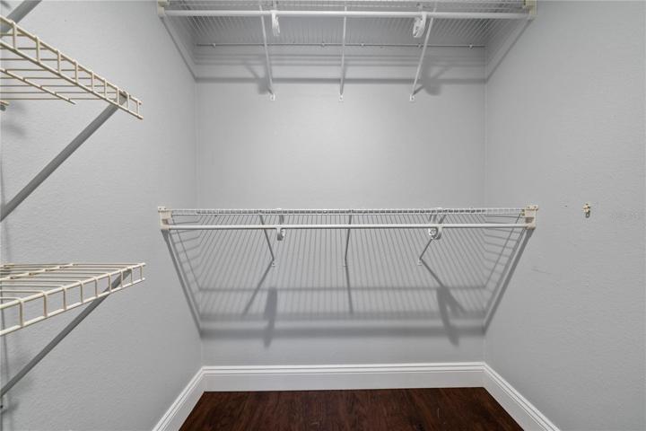 Walk-in closet 2