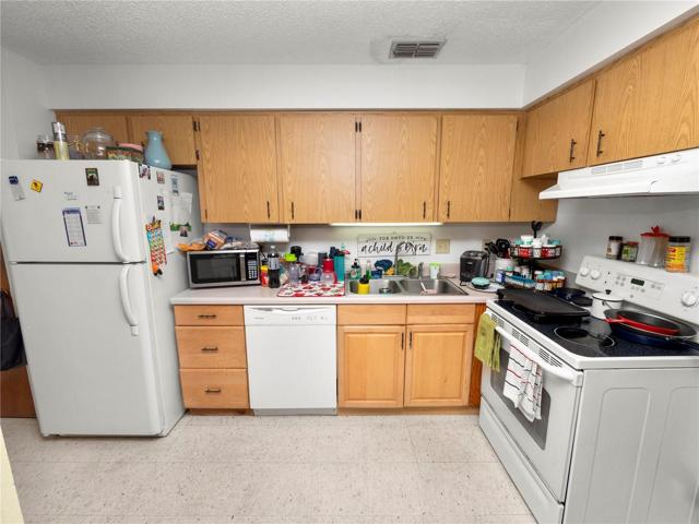 1025 Kitchen