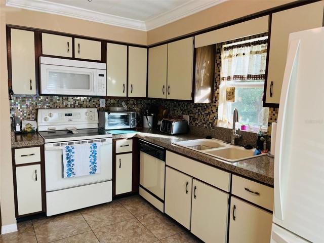 Kitchen with all appliances