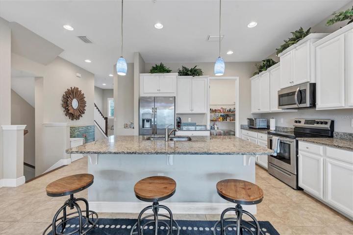 Breakfast bar & center island
