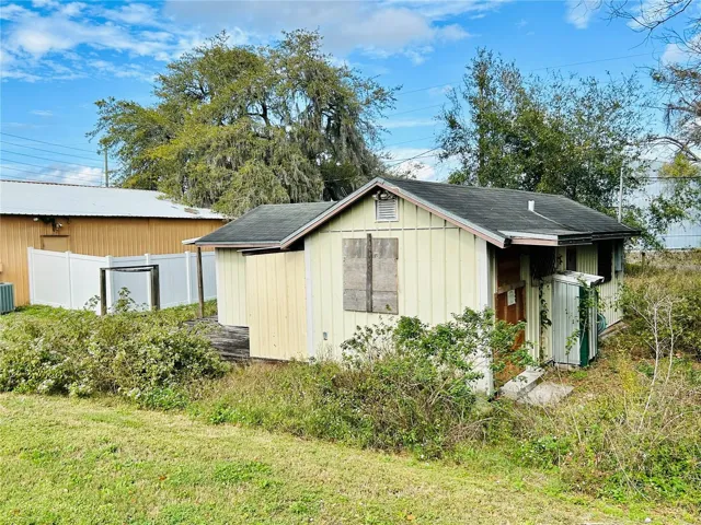 Small free standing building in back
