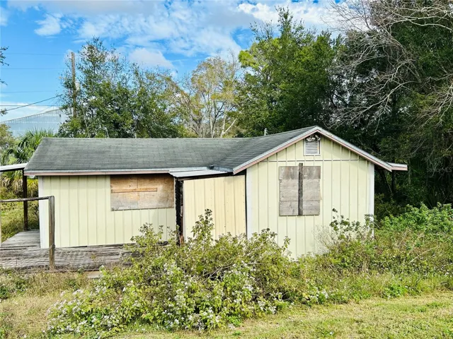 Small Free standing building in back