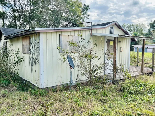 Small free standing building in back