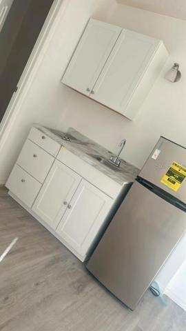 Unit 2: 1/1 Kitchenette.