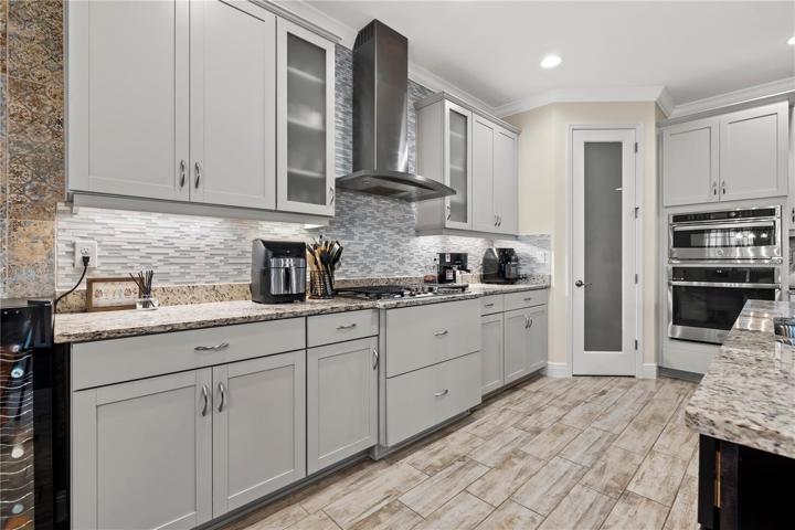 Stunning Kitchen with upgraded lighting fixtures, quartz back splash, 42