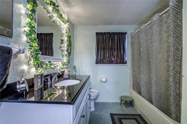 Full bath between master and 2nd bedroom