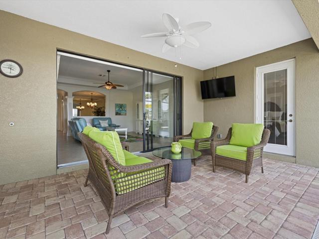 Spacious covered area in the lanai