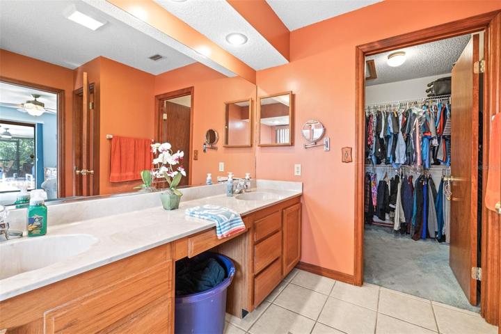 Dual sinks and walk in closet
