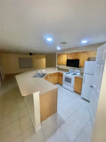 LARGE KITCHEN