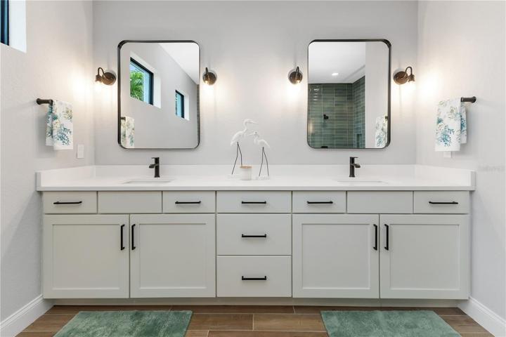 Double vanity in En Suite