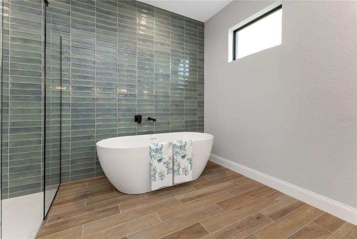 Soaking tub in primary bath
