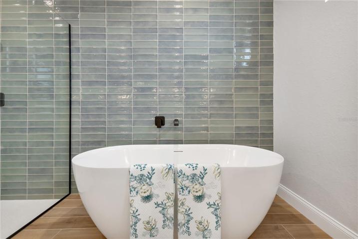 Soaking tub in primary en suite