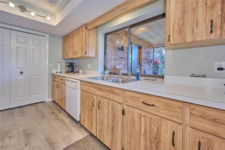 Pass through window to the lanai