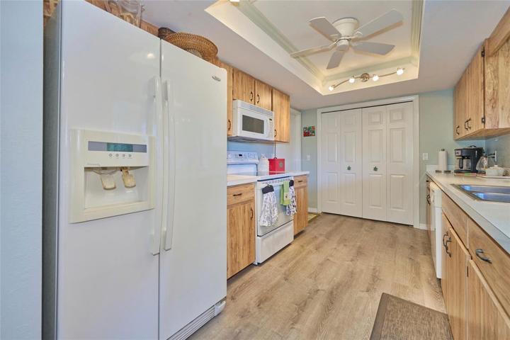Tray ceiling with crown molding