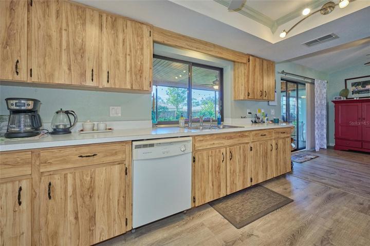 Ample counter and cabinet space