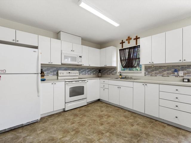 Spacious L shaped Kitchen